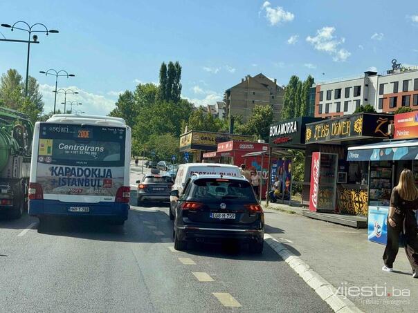 Nedžarići bez kamera: Auta na stajalištu, autobus putnike prima u traci