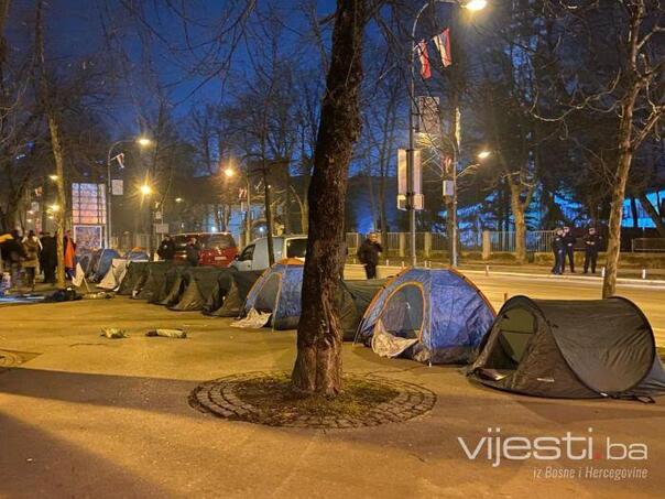 Neke Dodikove pristalice će noć provesti u šatorima na ulici