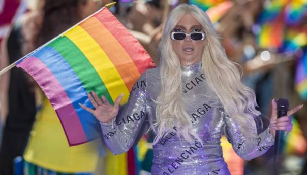 'Neke kume ipak jesu dugmad': Beograd Pride ogradio se od Karleuše nakon sramnog botovanja