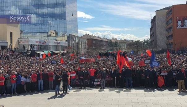 Nekoliko desetina hiljada učesnika u Prištini na maršu podrške Tačiju i drugim optuženima