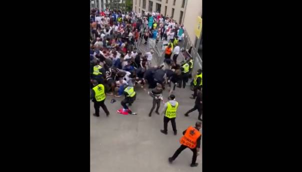 Nekoliko desetina navijača probilo ogradu ispred Wembleyja