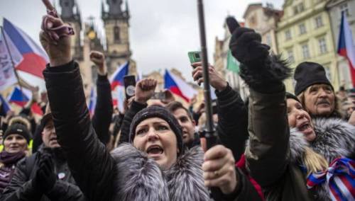 Nekoliko hiljada demonstranata u Pragu zbog epidemioloških mjera