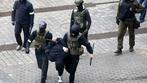 Nekoliko hiljada ljudi na protestima u Minsku, 52 osobe uhapšene