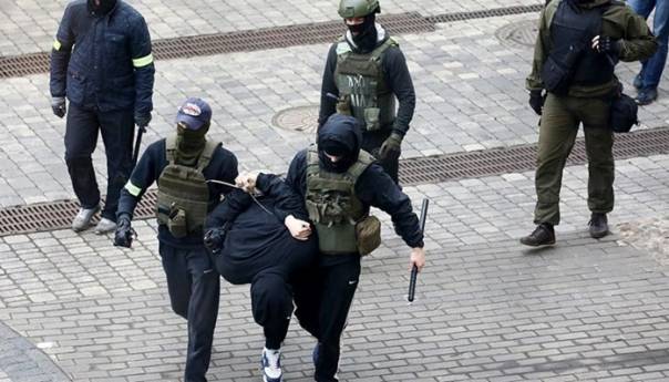 Nekoliko hiljada ljudi na protestima u Minsku, 52 osobe uhapšene