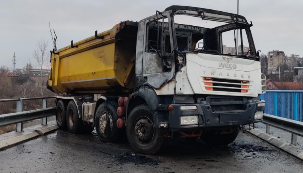 Nekoliko kamiona zapaljeno na barikadama na sjeveru Kosova