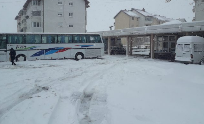 Nekoliko sela kod Gacka odsječeno, visina snijega i do 70 centimetara