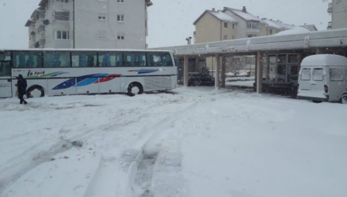 Nekoliko sela kod Gacka odsječeno, visina snijega i do 70 centimetara