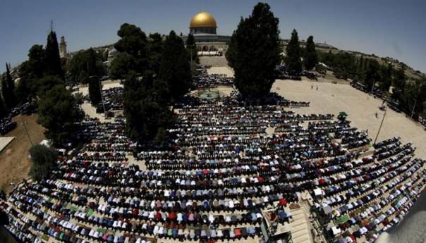 Nekoliko stotina vjernika klanjalo džumu u Al-Aqsi