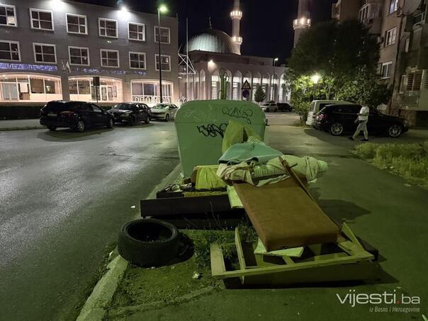 Nekultura na nivou: Kabasti otpad pored kulturnog centra u Sarajevu