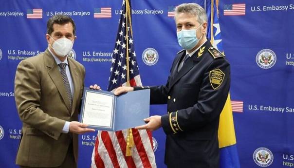 Nelson uručio zahvalnicu komesaru MUP-a KS Nusretu Selimoviću