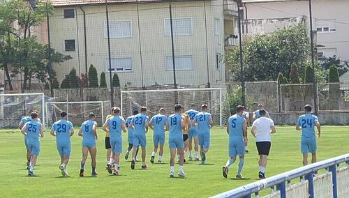 Nema odmora, Plavi sa aerodroma pravo na trening