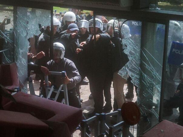 Nemile scene u Turskoj: Sukob policije i opozicije u zgradi CHP-a