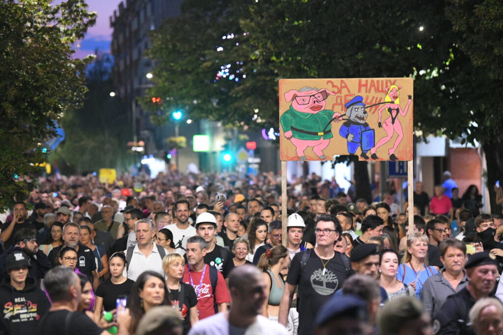 Nemiri u Srbiji ne prestaju, privedeno 56 osoba