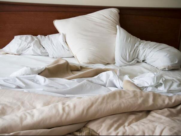 Nemojte namještati krevet ujutro – evo zašto!