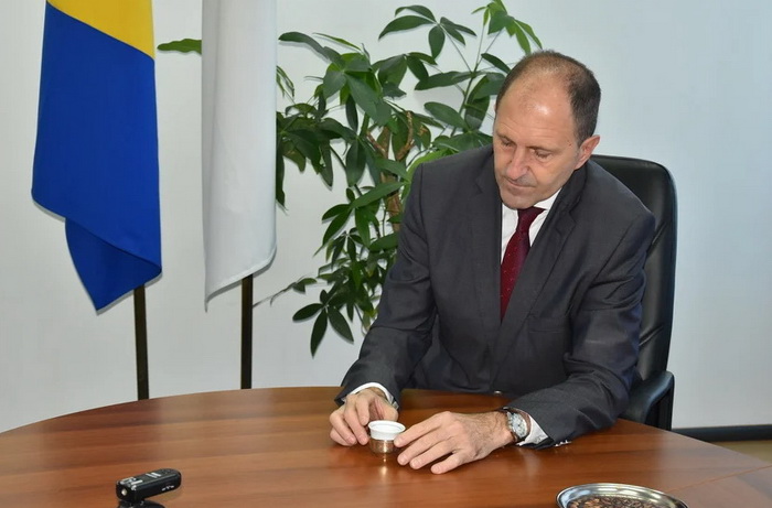 Nenadić: Prazni fildžani su opomena u ovom mjesecu tuge