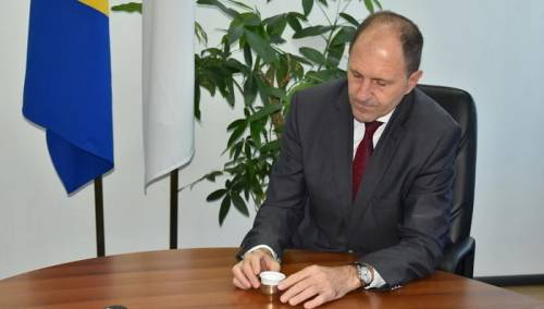 Nenadić: Prazni fildžani su opomena u ovom mjesecu tuge