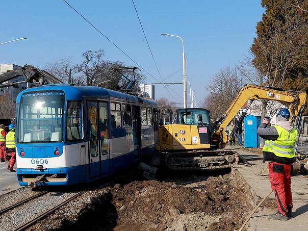 Neobičan udes u Osijeku: Bager udario u tramvaj