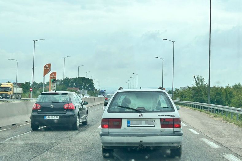 Neobična scena kod Banjaluke: Prevozio kozu u Pasatu