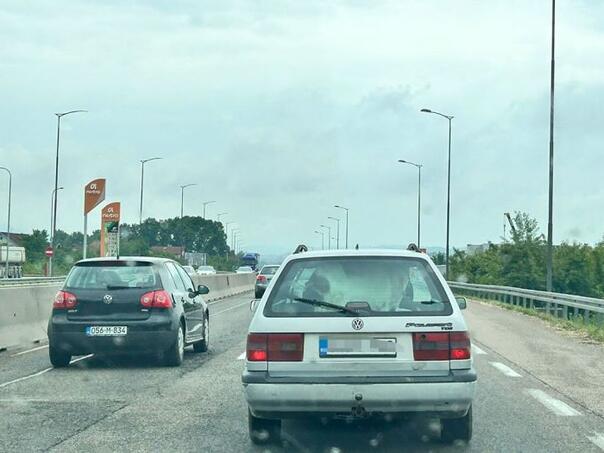 Neobična scena kod Banjaluke: Prevozio kozu u Pasatu