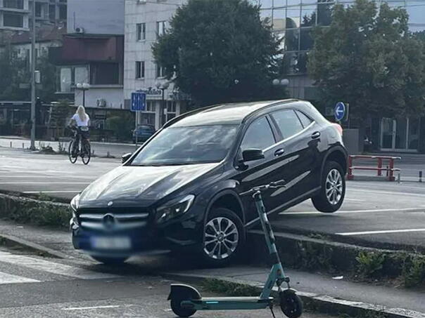 Neobična scena u Banjaluci: Automobil 'spao' sa parkinga
