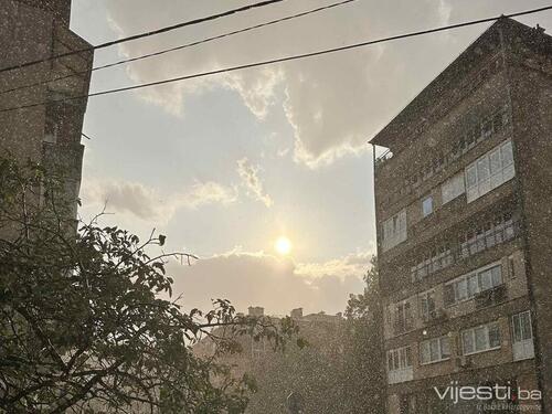 Neobične slike iz Sarajeva: Sunce i pljusak istovremeno