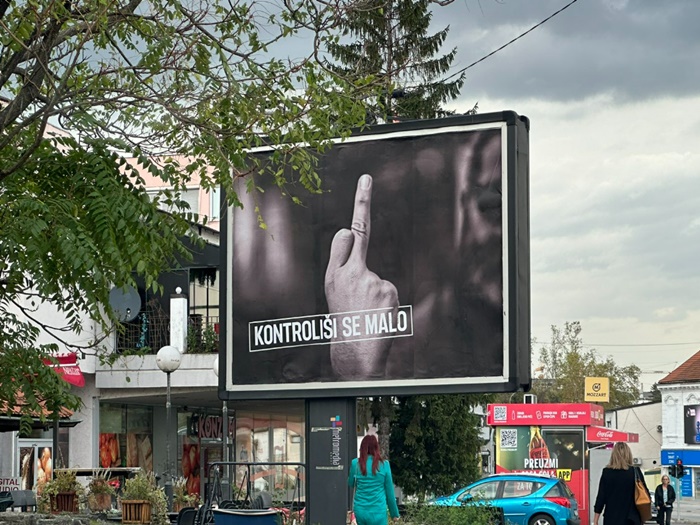 Neobični bilbordi u Banja Luci: Kome je upućen srednji prst?