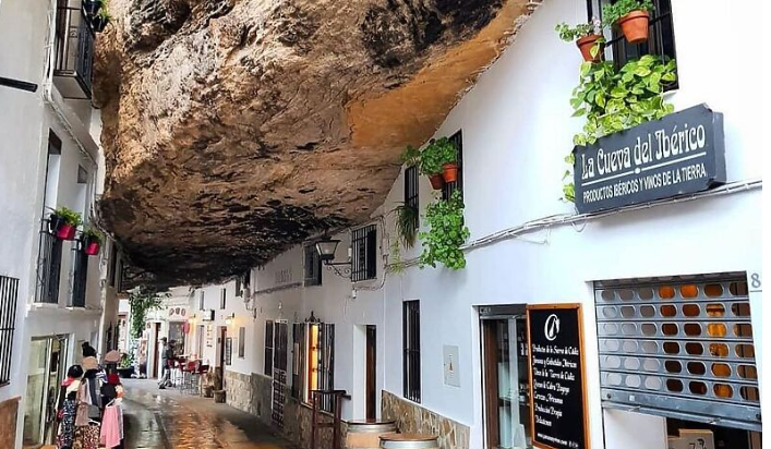 Neobično naselje uklesano u stijene privlači sve veći broj turista