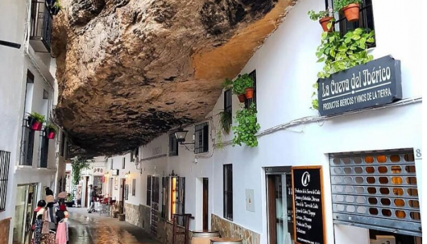 Neobično naselje uklesano u stijene privlači sve veći broj turista