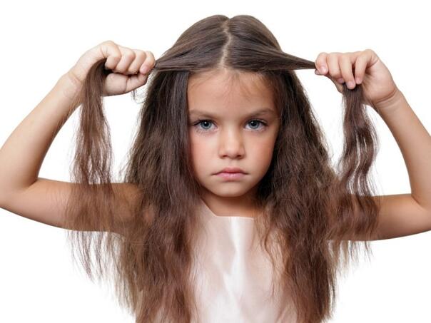 Neobjašnjivo opadanje kose kod djeteta? Možda nije samo faza