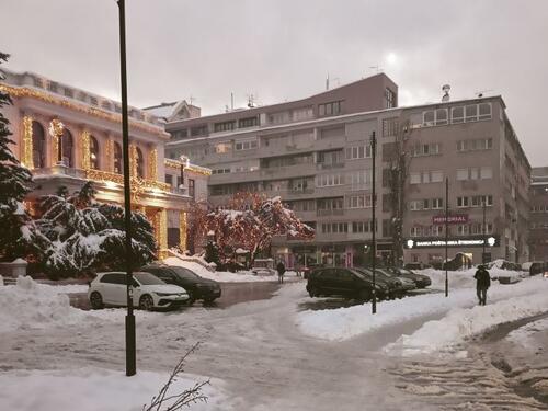 Neodgovorni vozači formirali divlji parking ispred Narodnog pozorišta