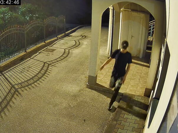 Muškarac opljačkao džamiju kod Zenice: Objavljen snimak