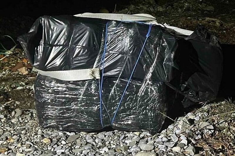 Nepoznata osoba pokušala na leđima prenijeti 54 kg marihuane preko granice