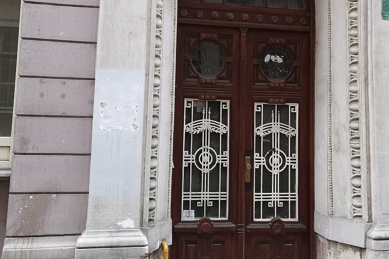 Nepoznate osobe oštetile ulaz u zgradu SPKD Prosvjeta