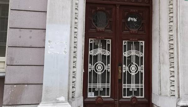 Nepoznate osobe oštetile ulaz u zgradu SPKD Prosvjeta