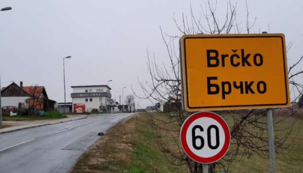 Nepoznati počinilac otuđio 63 registarske tablice sa parkiranih automobila