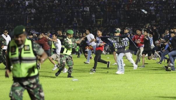 Neredi na utakmici u Indoneziji, poginulo 127 ljudi