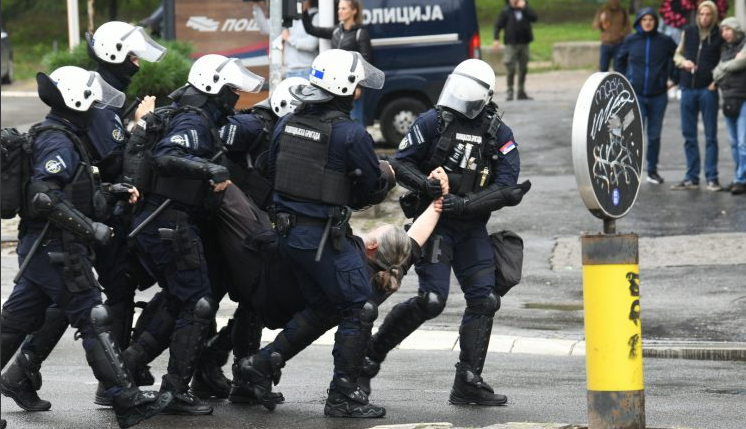 Neredi u Beogradu: Topovski udari i sukob huligana s policijom