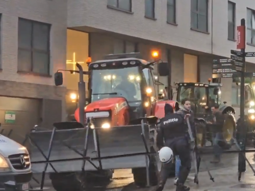 Neredi u Briselu: Traktorima probijaju barikade