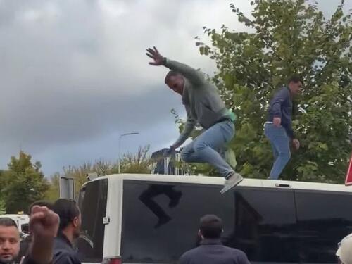 Neredi u Hagu nakon presude Tačiju: Albanci razbijali policijska vozila