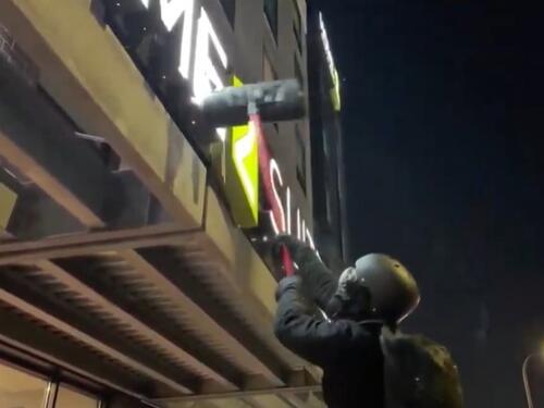 Neredi u SAD: Demoliran hotel u kojem su federalni agenti