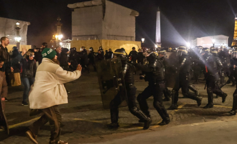 Neredi u Parizu, stotine uhapšenih