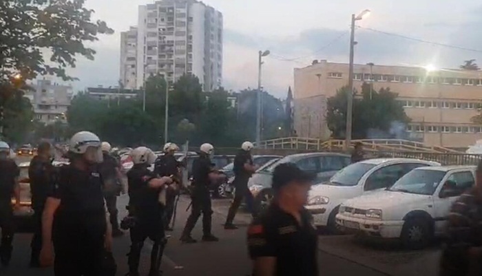 Neredi u Podgorici: Policija bacila suzavac, privedeni poslanici DF-a i građani