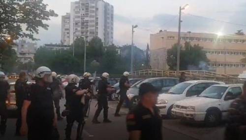 Neredi u Podgorici: Policija bacila suzavac, privedeni poslanici DF-a i građani