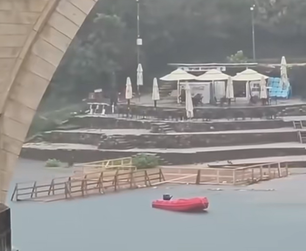 Neretva odnijela platformu ispod Starog mosta