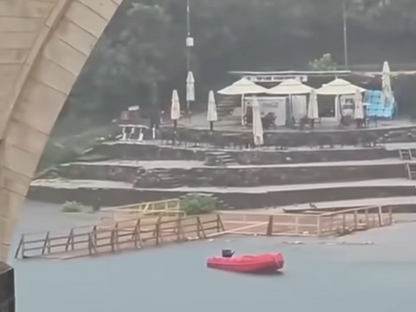 Neretva odnijela platformu ispod Starog mosta