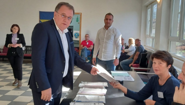 Nermin Nikšić glasao na biračkom mjestu u Konjicu