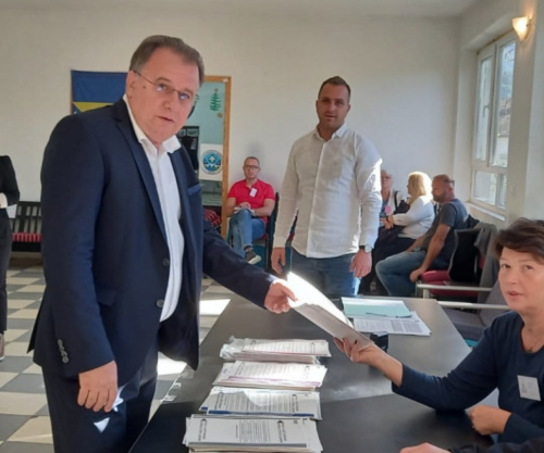 Nermin Nikšić glasao na biračkom mjestu u Konjicu