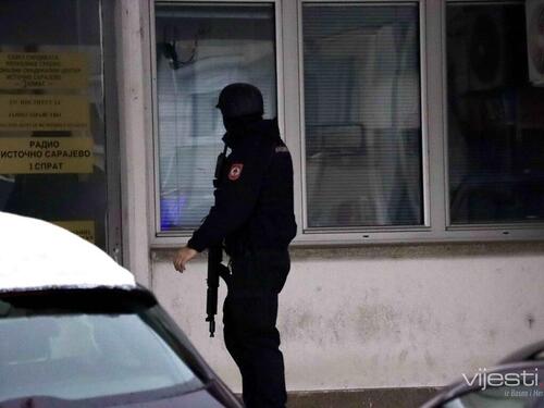 Nešić još u policiji, oko stanice specijalci s dugim cijevima