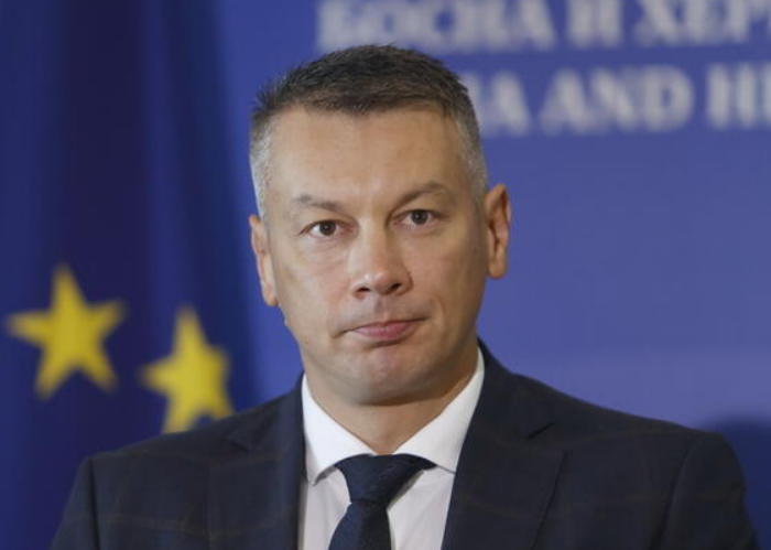 Nešić podijelio fotošopiranu sliku Vijećnice u bojama Kosova: Napao gradonačelnicu Karić