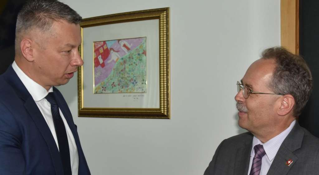 Nešić s ambasadorima Švicarske i Japana o jačanju saradnje